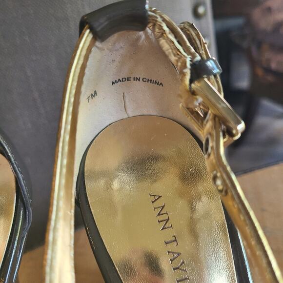 Ann Taylor Julia T-Strap Sandal Sable Heel in Metallic Size 7 Pumps - Picture 7 of 8